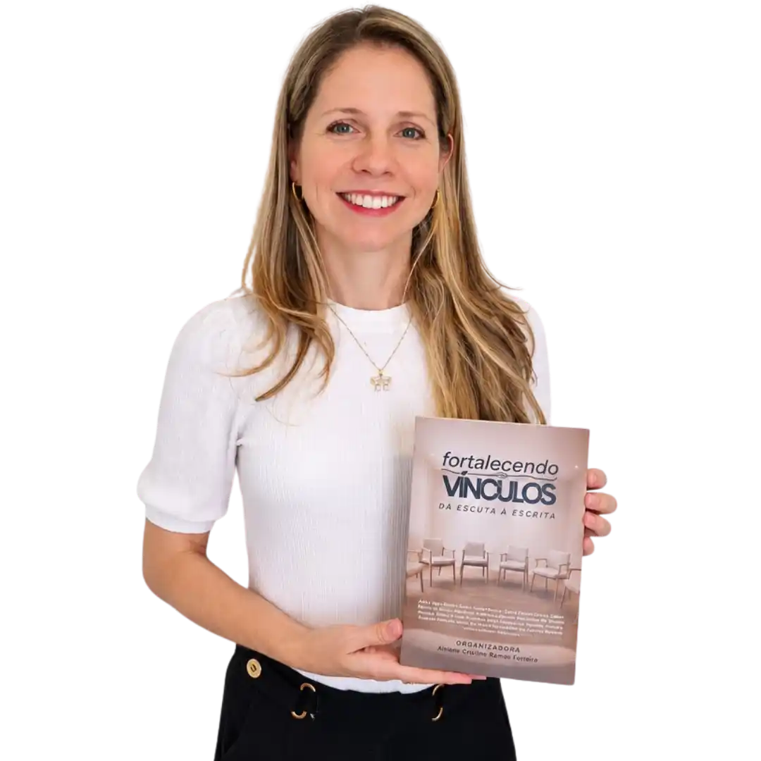 Mariana Padovan Romano, psicóloga em Sumaré, segurando o livro Fortalecendo Vínculos, do qual é co-autora